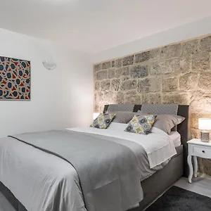 Toniko Apartment