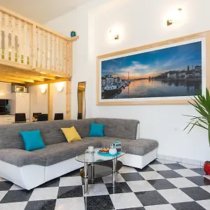apartments-storia.hotels-in-trogir.com/