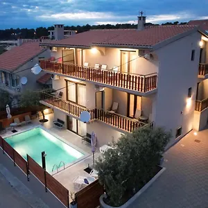 apartments-julia.hotelinzadar.com/