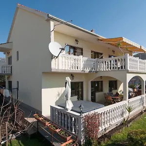 apartments-corana.hotels-in-trogir.com/